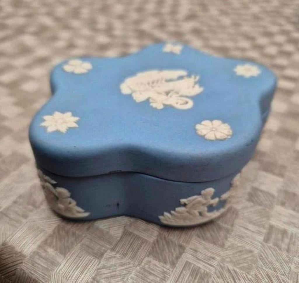 Wit en blauw Engelse wedgwood trinket box perfecte staat, Handtassen en Accessoires, Beautycases, Zo goed als nieuw, Blauw, Ophalen of Verzenden