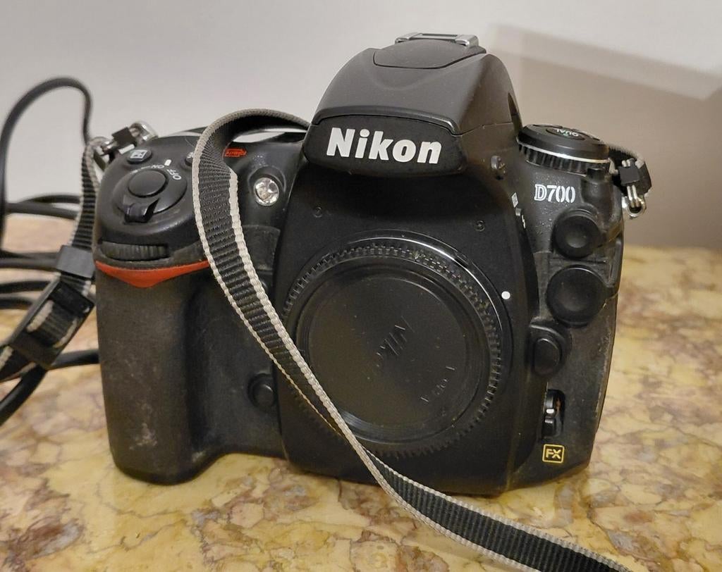 Nikon D700 - 25 000 clics - 2 zooms 28-105 et 70-210 et, Enlèvement