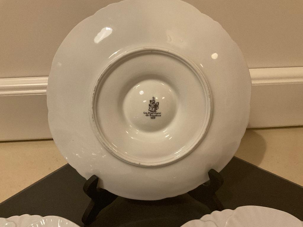 6 assiettes à huîtres blanches en porcelaine de Baudour, Antiquités & Art, Enlèvement ou Envoi