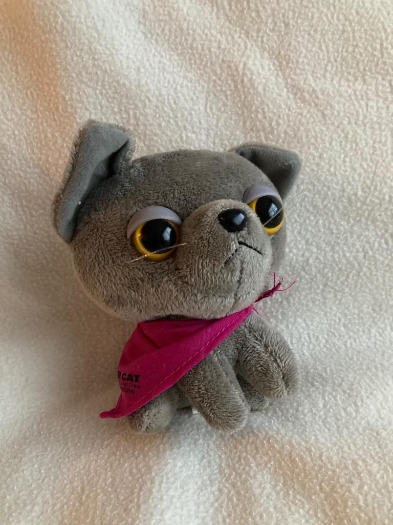 Chat gris The cat artist Peluche / collection internationale, Enlèvement ou Envoi, Comme neuf
