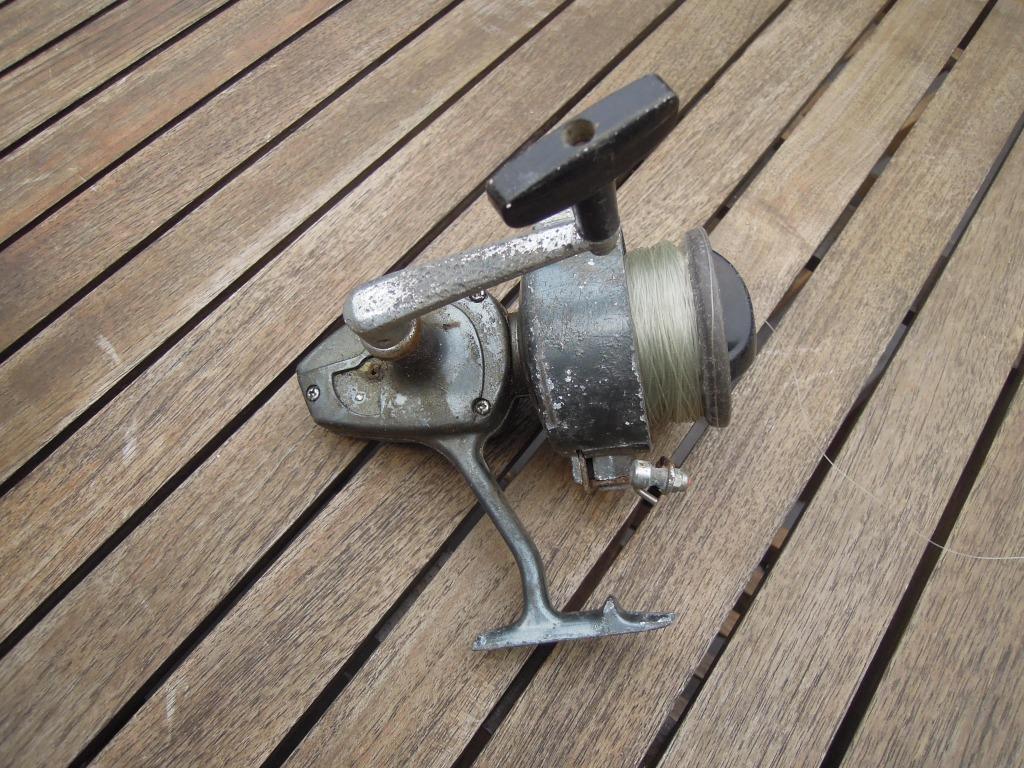 Moulinet de pêche matériel de pêche Daiwa 407A moulinet bon, Enlèvement ou Envoi, Utilisé, Moulinet