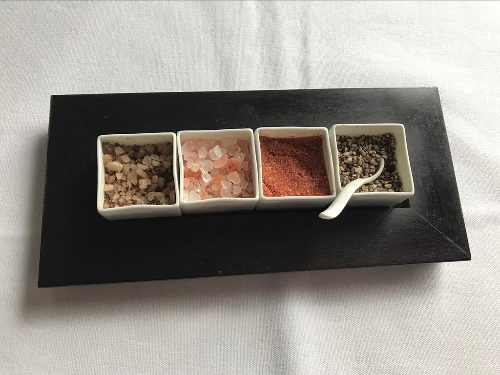 bol avec quatre pots en porcelaine pour le sel et le poivre, Enlèvement ou Envoi, Comme neuf, Porcelaine