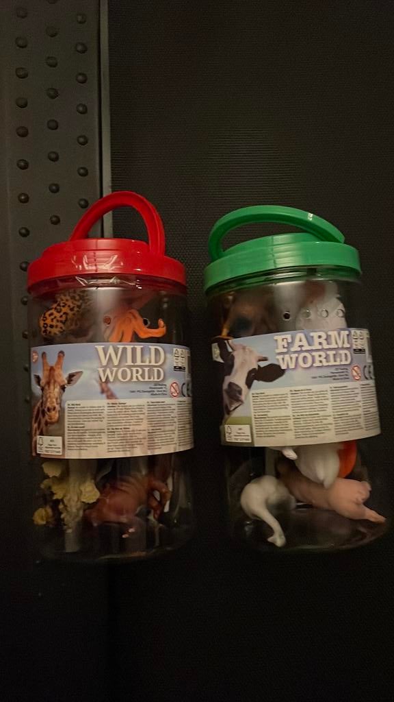 2 tonnetjes met plastiek diertjes, Enlèvement, Neuf