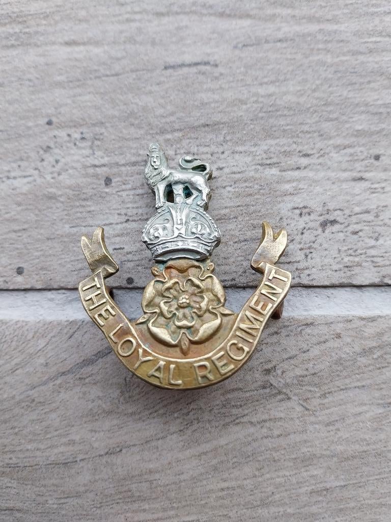 Cap badge wo2 brits the loyal regiment, Ophalen of Verzenden