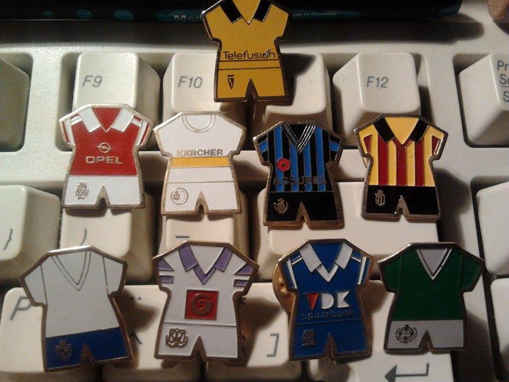 Lot 9 pins équipes de foot 1992, Collections, Broches, Pins & Badges, Enlèvement ou Envoi, Comme neuf, Sport
