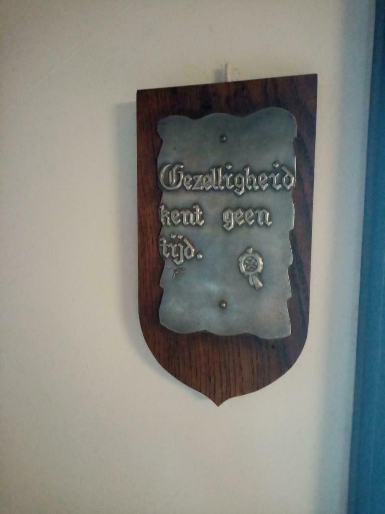 Tinnen wanddeco op houten achtergrond, Huis en Inrichting, Ophalen, Zo goed als nieuw