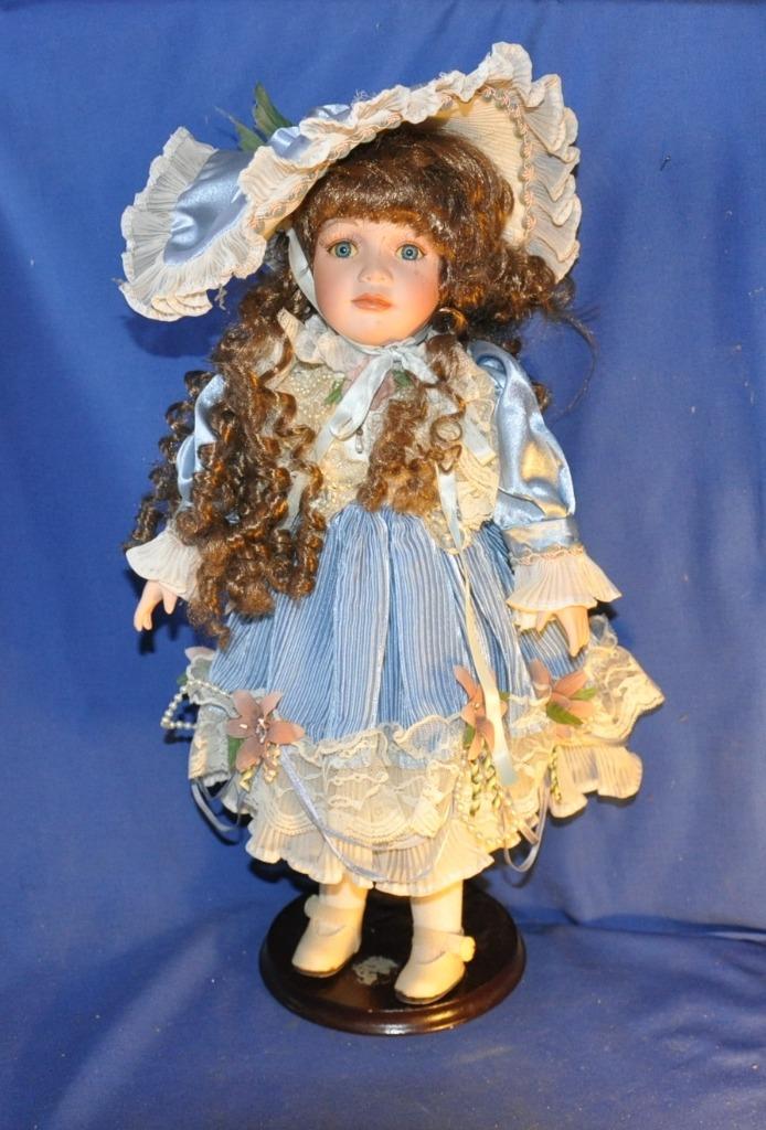 poupée de porcelaine avec son socle, Enlèvement ou Envoi, Utilisé, Poupée