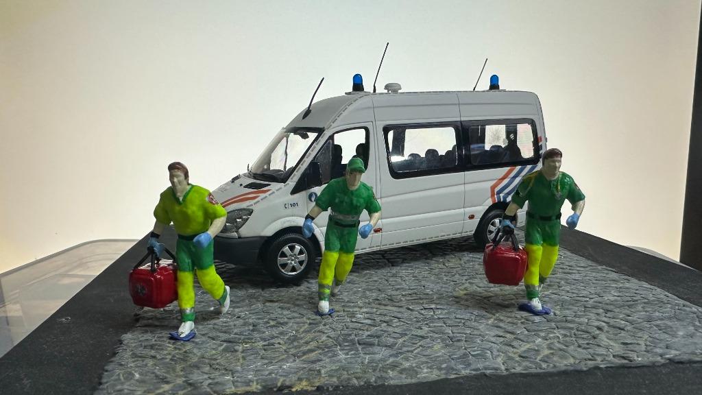 Personnage ambulancier médecin 1/43 en résine, Enlèvement ou Envoi, Comme neuf, Autres types
