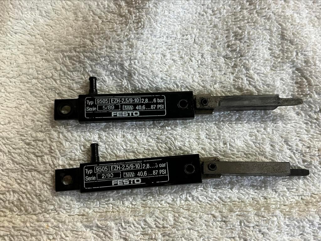 Set van 2x Festo EZH-2,5/9-10 pneumatische platte cilinders, Gebruikt