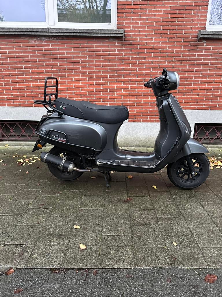 €1050 Custom GTS Toscana 2024(+A/Bkey+ helm+scooter blanket), Fietsen en Brommers, Scooters | Overige merken, Gebruikt, Ophalen