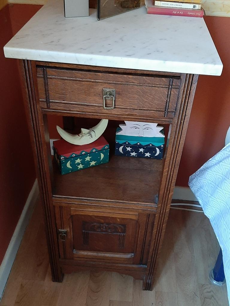 Table de chevet, Comme neuf