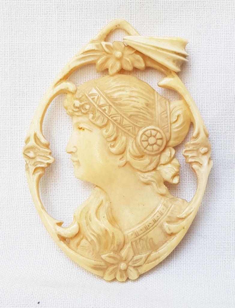 Art Nouveau hanger handgesneden -   Begin 1900., Handtassen en Accessoires, Antieke sieraden, Ophalen of Verzenden, Overige materialen