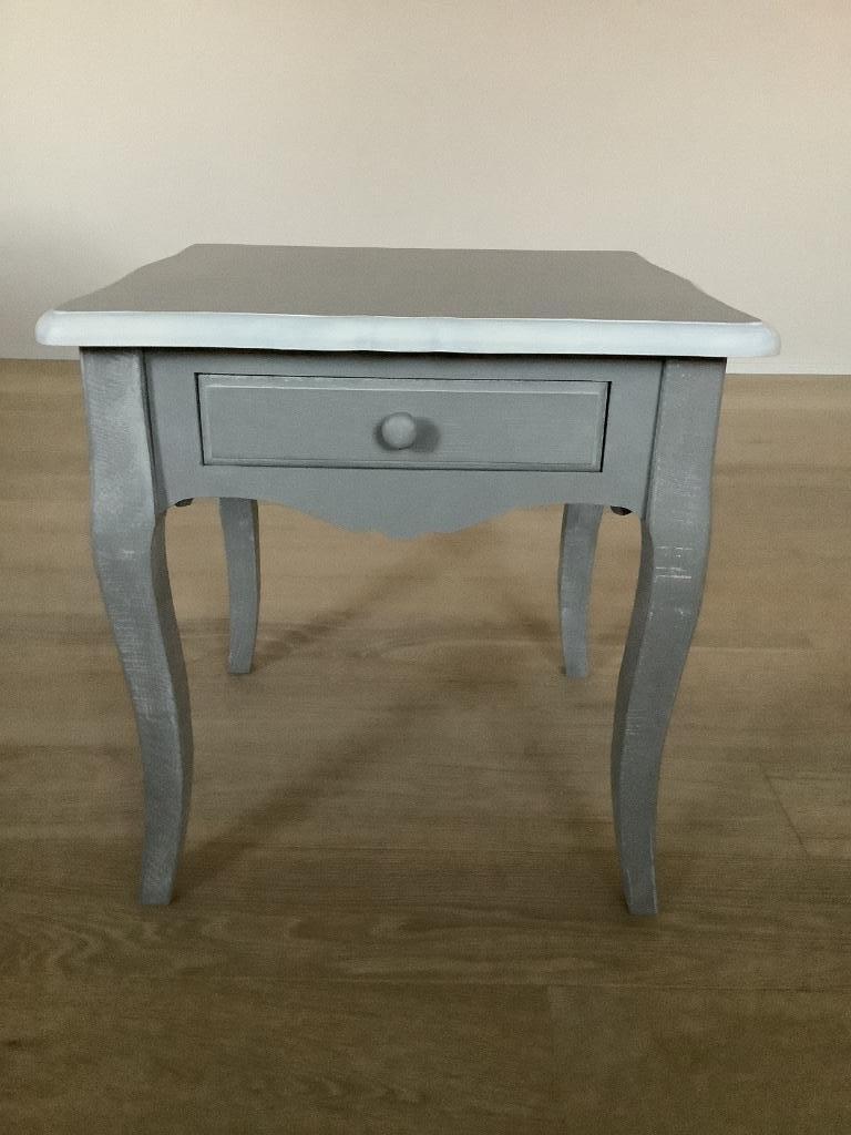 2 leuke brocante nachttafeltjes, Comme neuf, Enlèvement, Bois, 45 à 65 cm