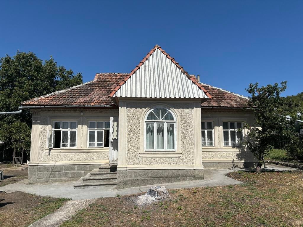 Huis in Moldavië / House in Moldova, 170 m², 1500 m² of meer