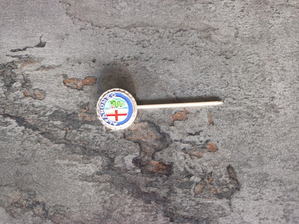 Épinglette avec logo Alfa Romeo, Collections, Enlèvement, Comme neuf, Marque, Insigne ou Pin's