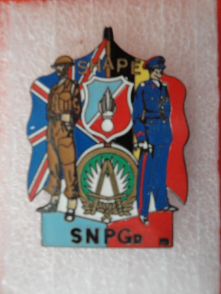 Pin Gendarmerie Rijkswacht SHAPE, Enlèvement ou Envoi, Comme neuf