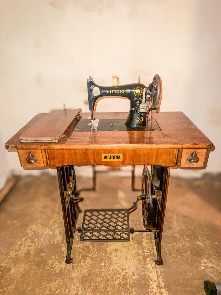 Vintage Victoria naaimachine met originele tafel, Ophalen
