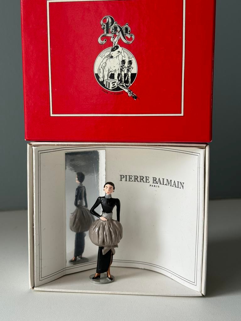 Pierre Balmain 1983 - pixi-mode - Haute Couture, Verzamelen, Beelden en Beeldjes, Zo goed als nieuw, Ophalen of Verzenden