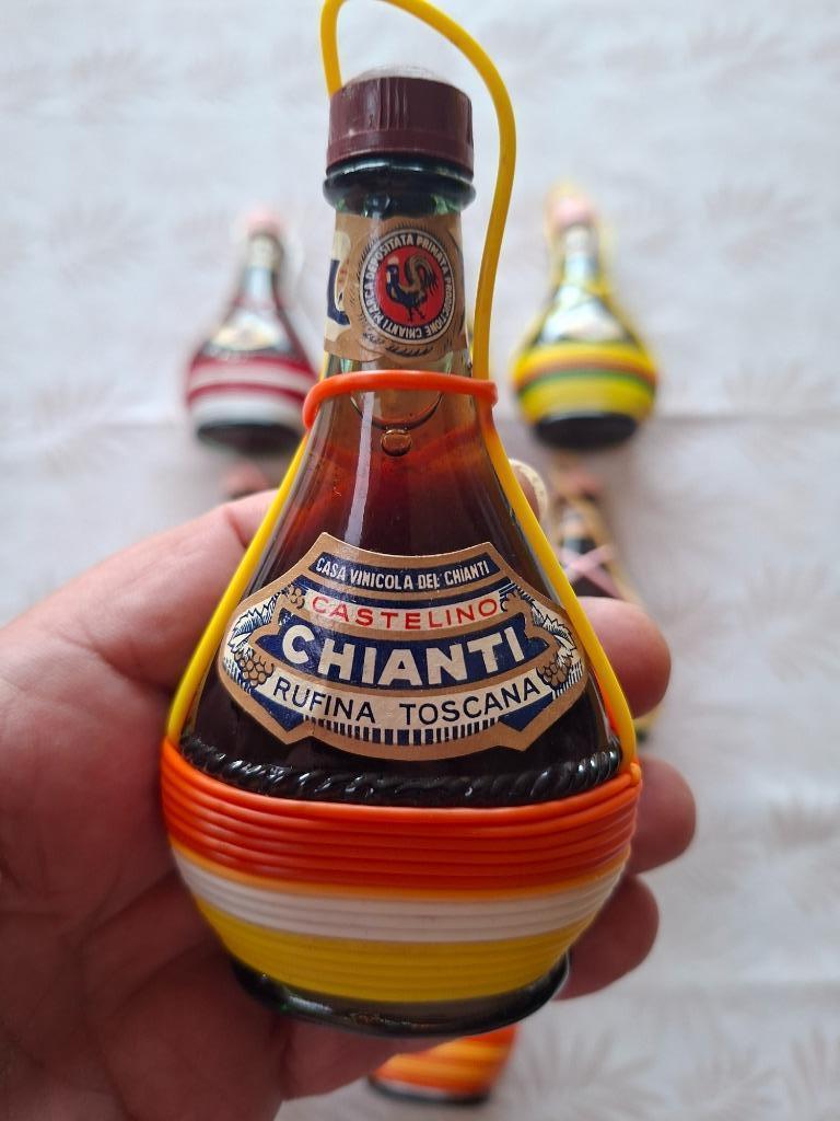 Lot de 9 Bouteilles (Mignonnette) Chianti, Collections, Enlèvement ou Envoi, Comme neuf, Italie, Pleine