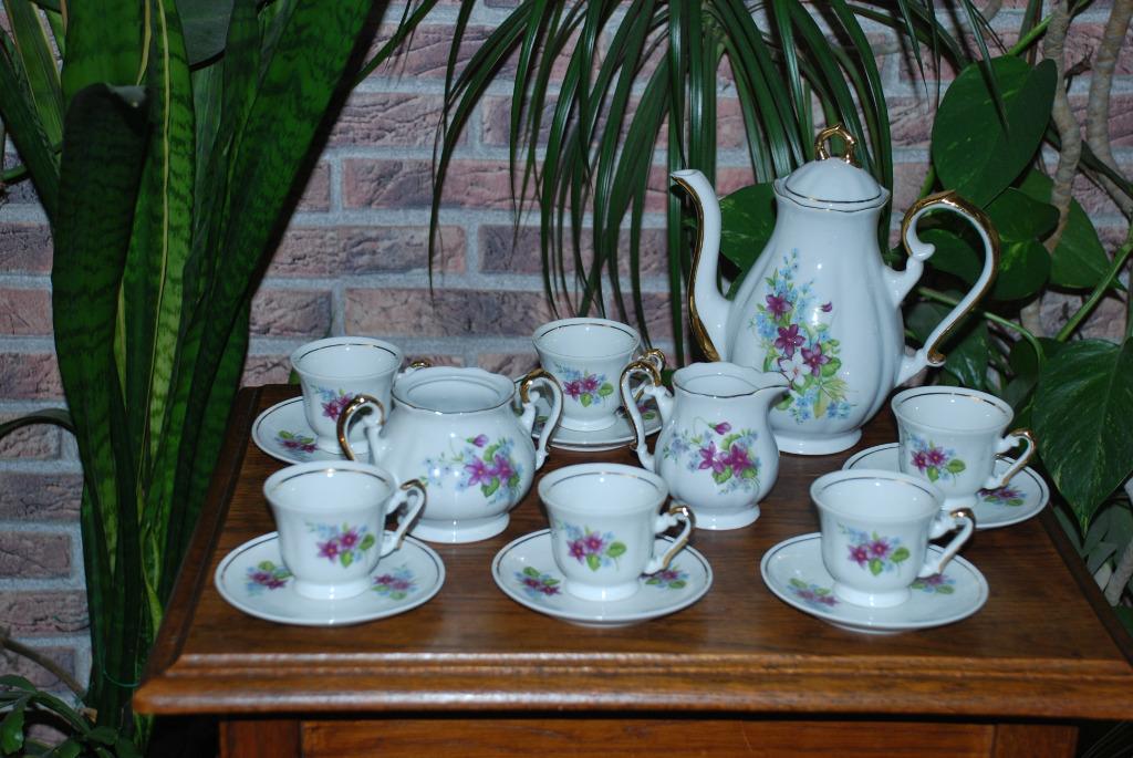 Volledig antiek minikoffieset van Joegoslavisch porselein, Ophalen of Verzenden