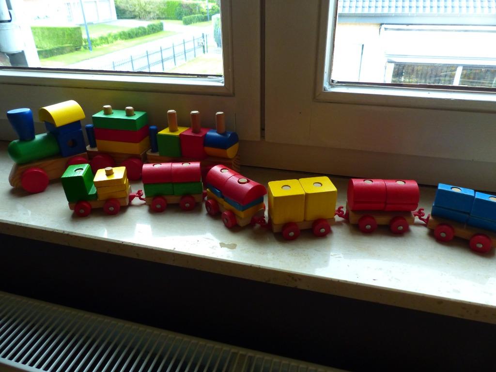 2 houten treintjes met blokken, Ophalen