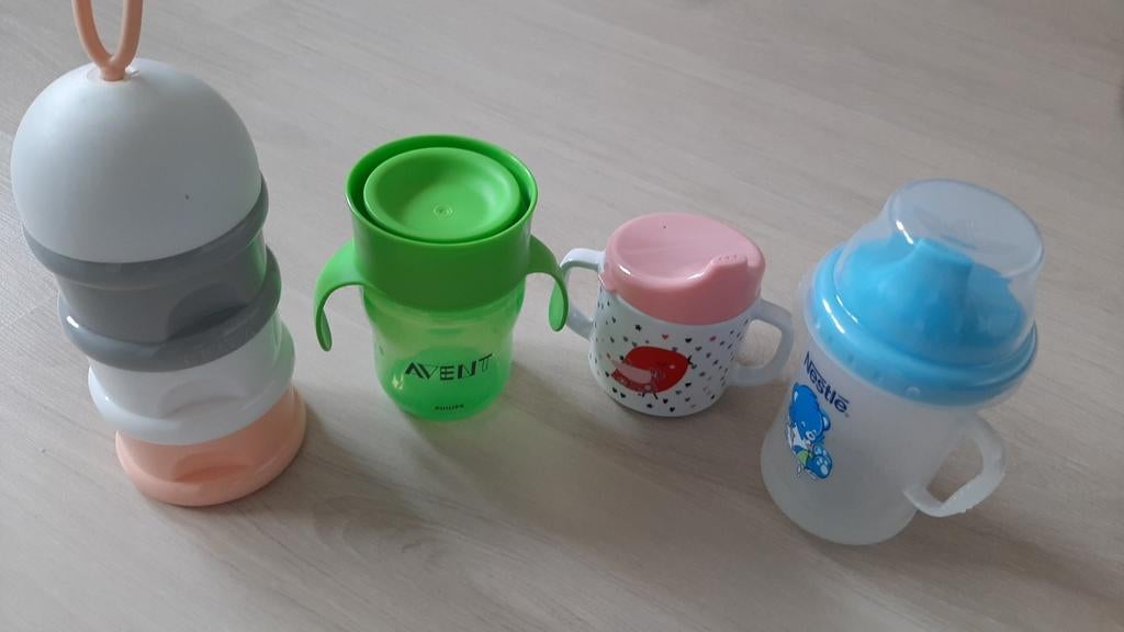 Verdeeldoos voor poeder Beaba en 3 drinkbekers, Kinderen en Baby's, Ophalen, Zo goed als nieuw