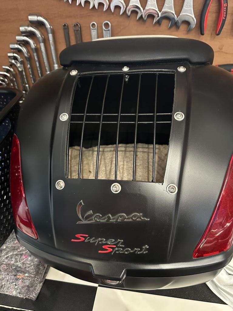 Topkoffer voor Vespa om hondje in mee te nemen :, Ophalen, Zo goed als nieuw