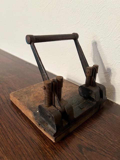 Antieke Franse perforator, Ophalen