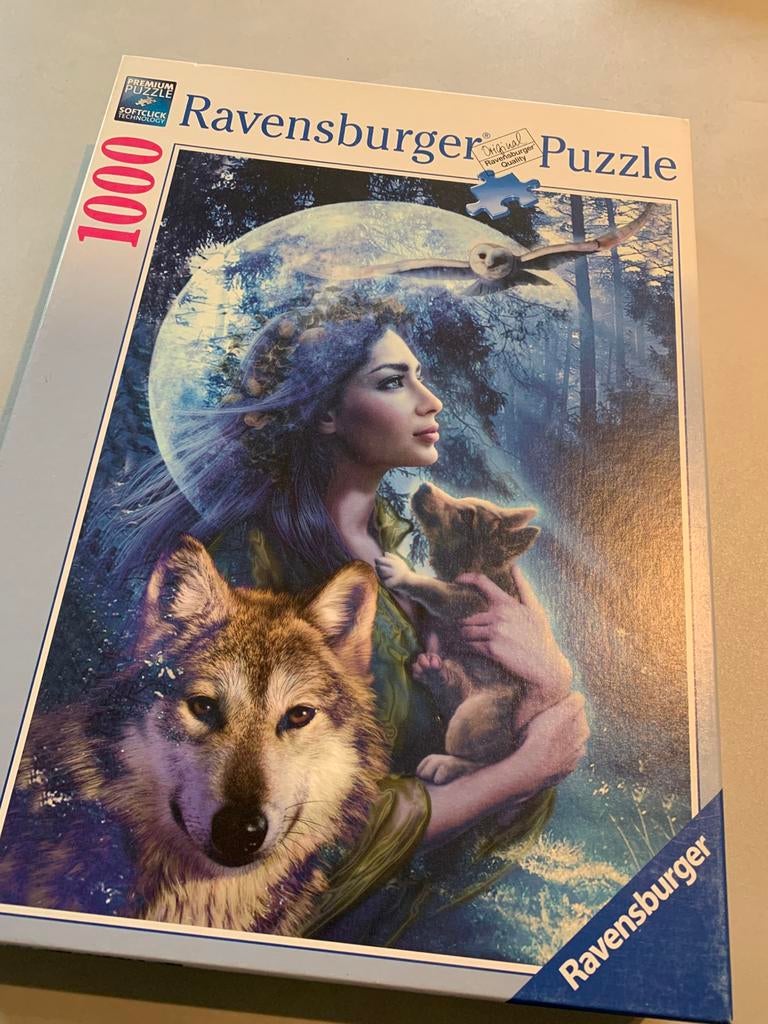 Puzzel Ravensburger Vrouw met wolven - wolfsfrau 1000 st, Hobby en Vrije tijd, Ophalen of Verzenden, Zo goed als nieuw