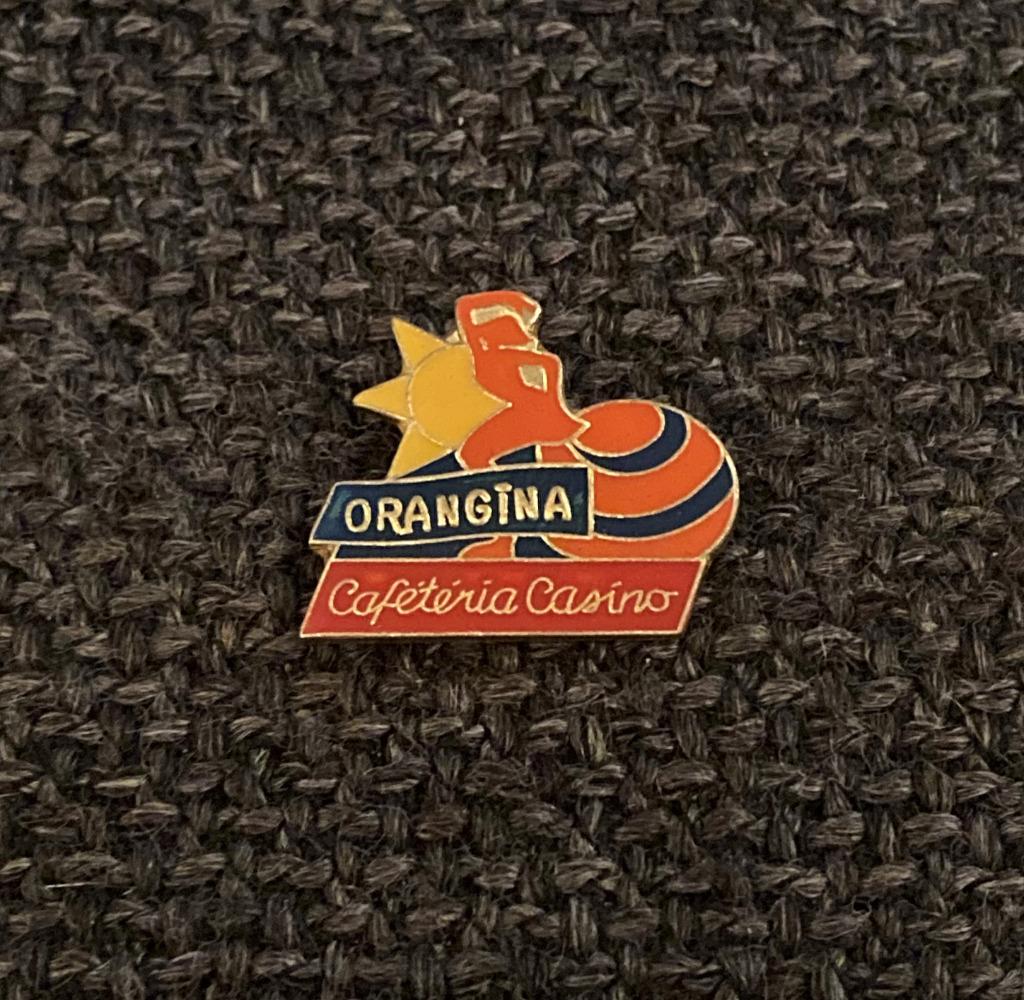PIN - ORANGINA - CAFÉTÉRIA CASINO - LIMONADE - LEMONADE, Verzamelen, Verzenden, Gebruikt, Merk, Speldje of Pin