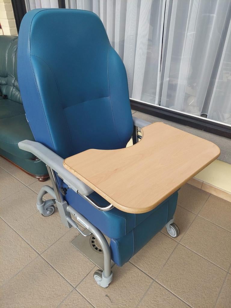 Geriatrische rolstoel met voorzettafel, Ophalen