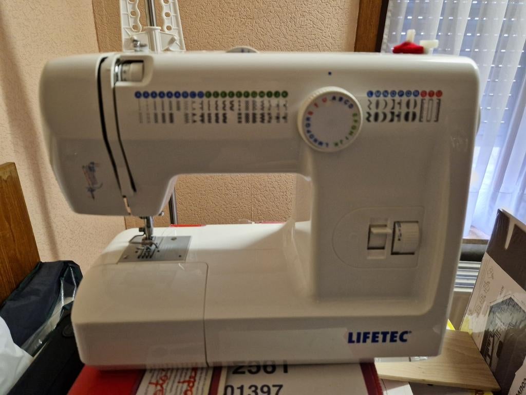 Lifetec naaimachine. Met tobehoren, Ophalen, Naaimachine