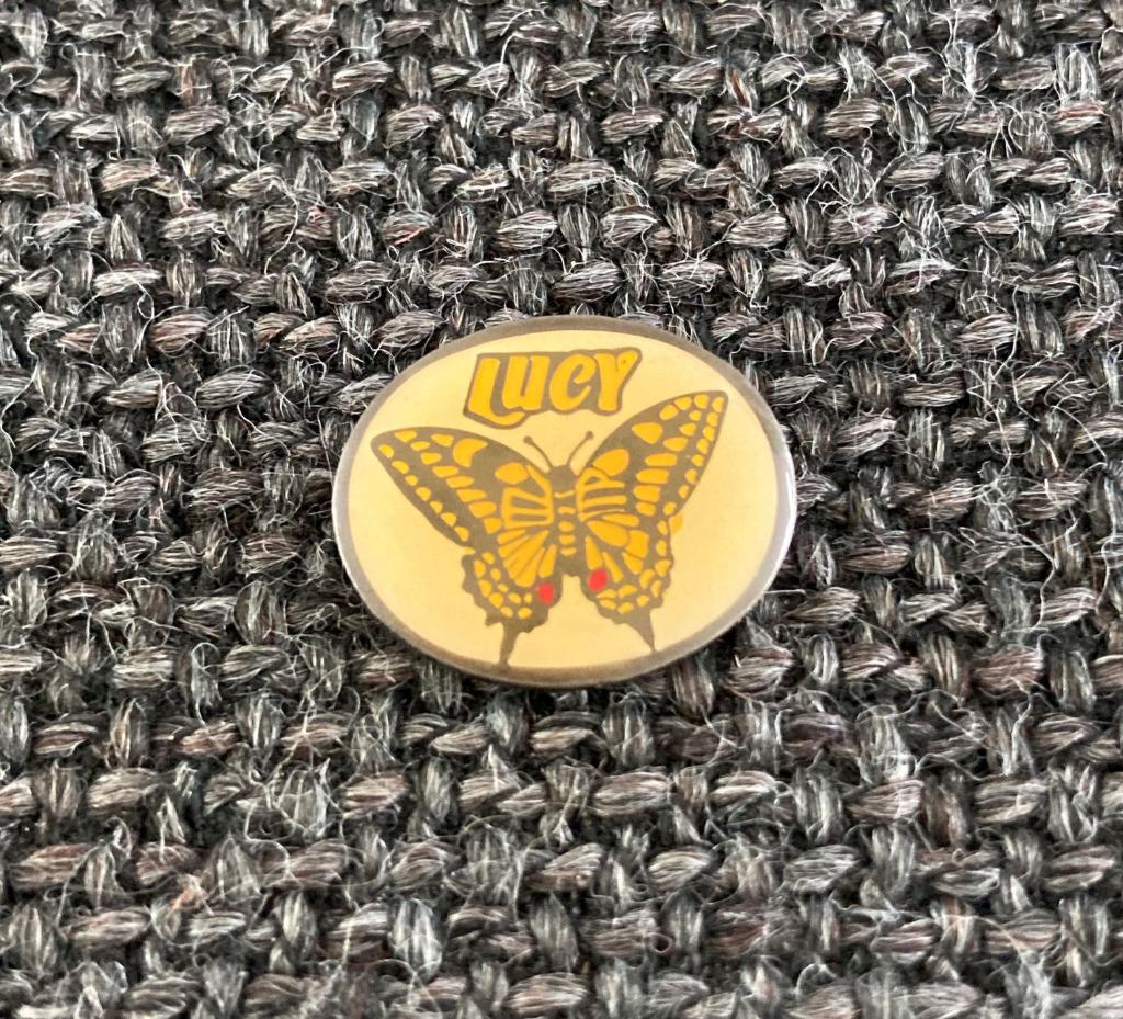 PIN - LUCY - VLINDER - BUTTERFLY - PAPILLON, Envoi, Utilisé, Autres sujets/thèmes, Insigne ou Pin's