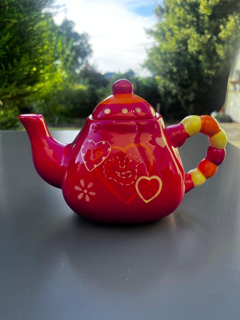 Mooie keramieken koffie- of theepot – rood met hartjes, Huis en Inrichting, Keramiek, Overige typen, Ophalen of Verzenden, Zo goed als nieuw