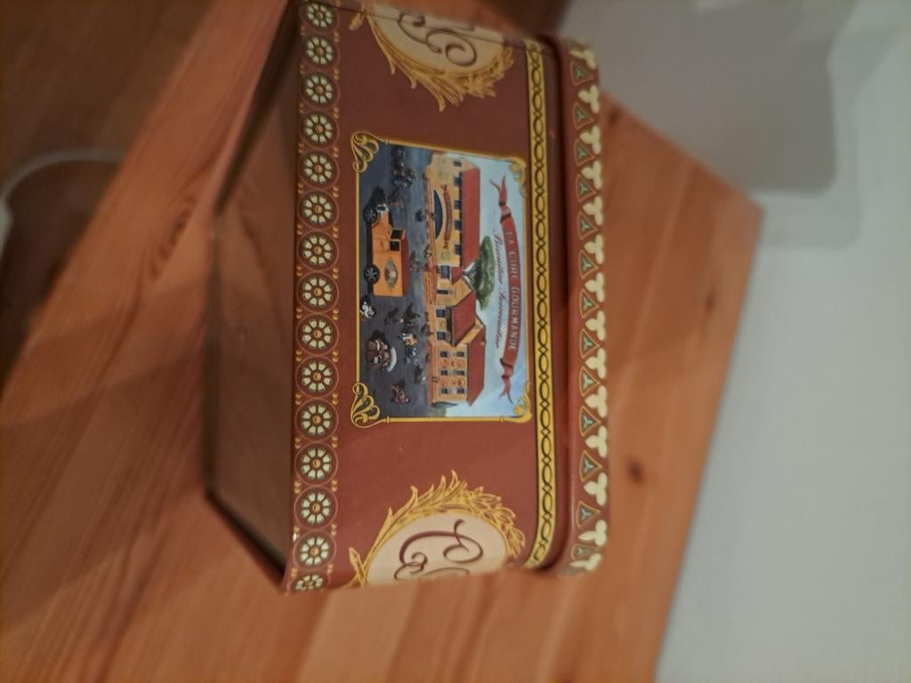Ancienne boîte en fer blanc faite de biscuits, Collections, Boîte en métal, Enlèvement ou Envoi, Comme neuf, Biscuits