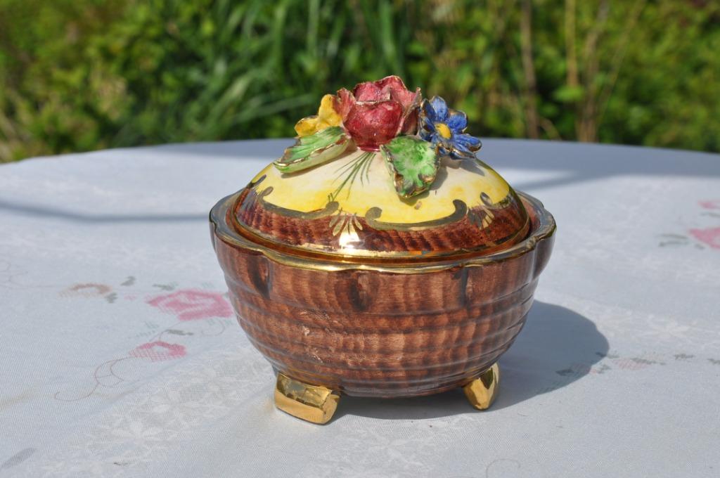 §  bonbonnière en faience  au 3 fleurs, Enlèvement ou Envoi
