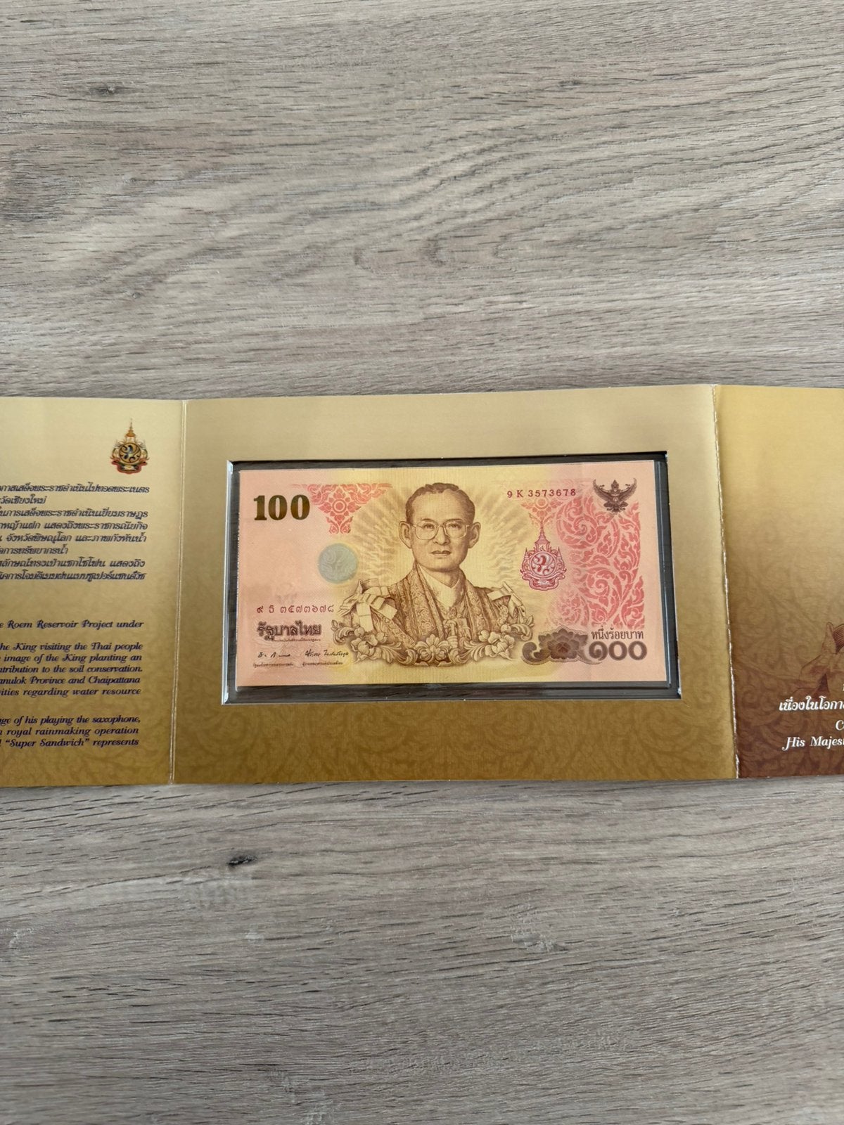 Belle thaïlande de 100 bahts dans un dossier, Enlèvement ou Envoi