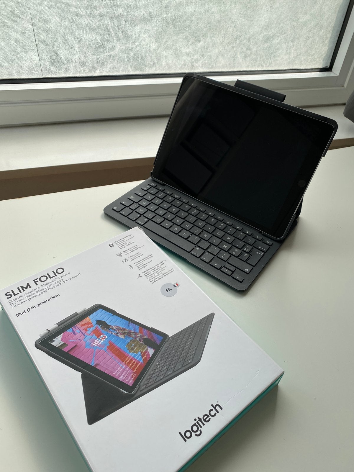 Logitech Slim Folio Case with keyboard, Ipad generation 7, 8 et 9. Ecran 10,2 pouces, Coque, 10 pouces, Comme neuf