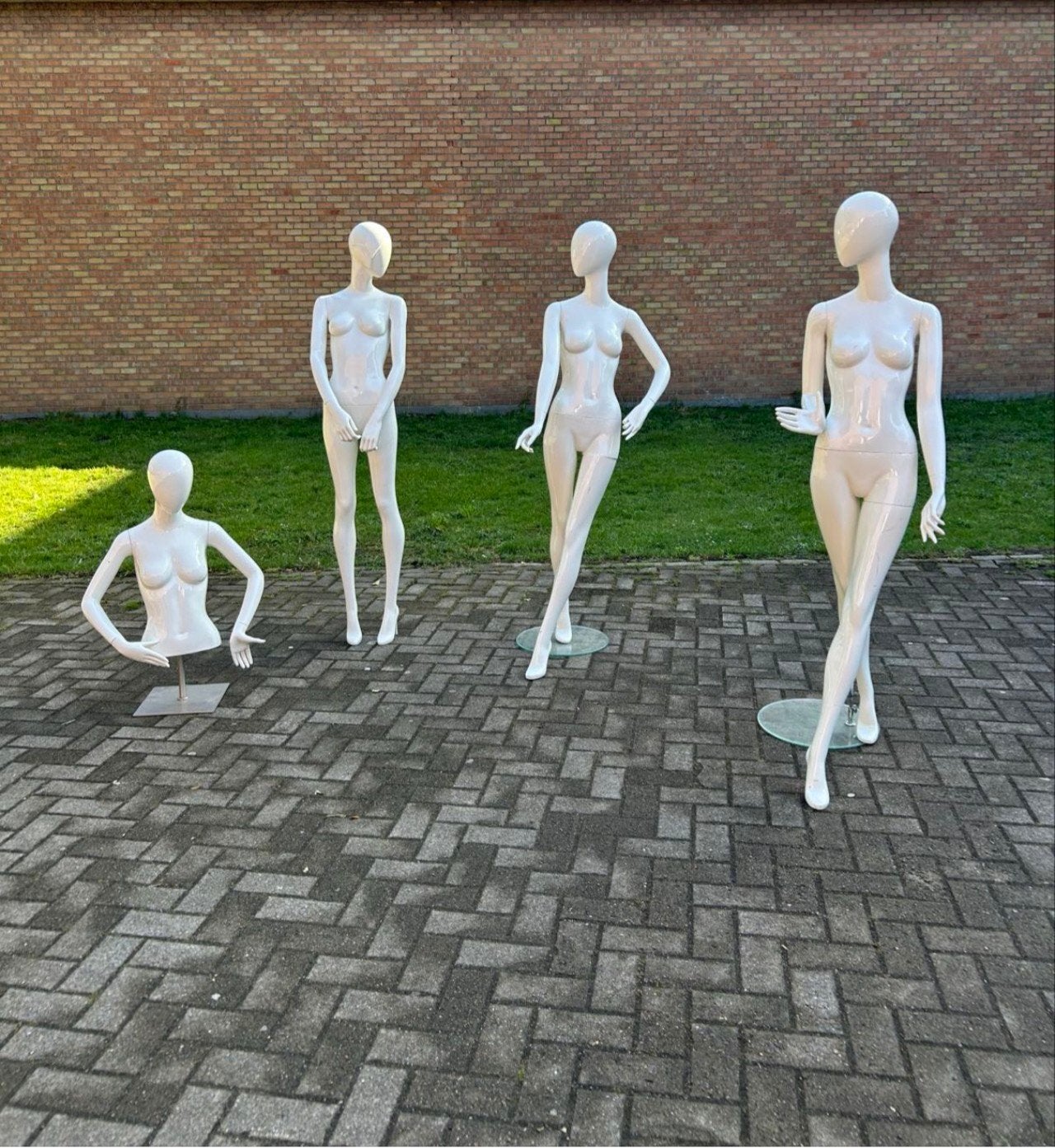 4 paspoppen, etalagepoppen, Ophalen