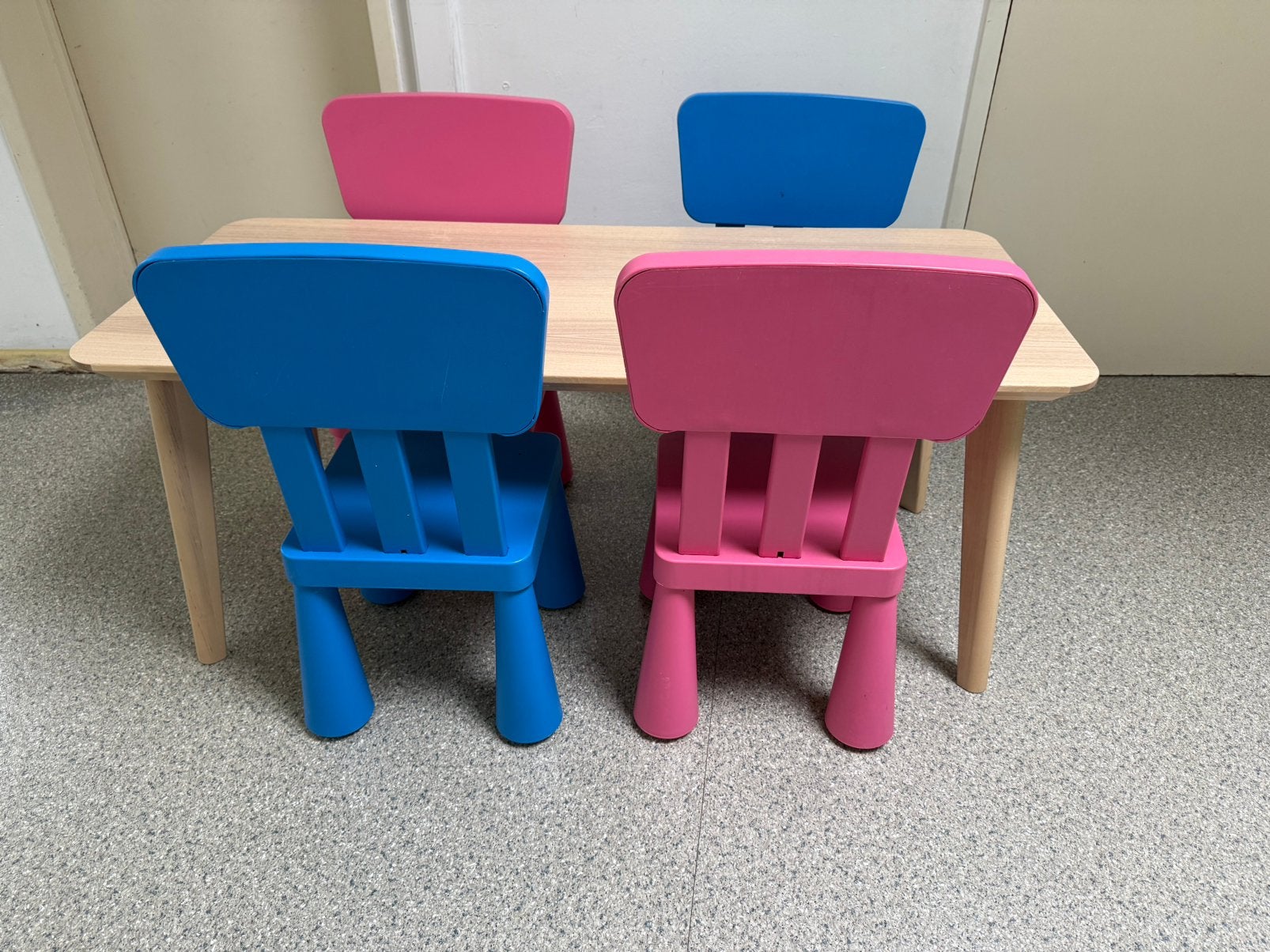 Kindertafel met stoeltjes, Ophalen, Zo goed als nieuw