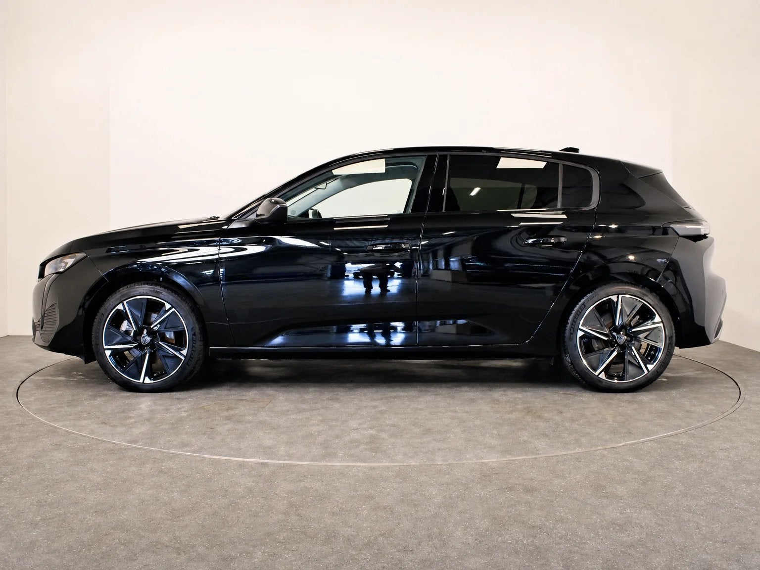 Peugeot 308 E-308 AUTO ALLURE BEV 51KWH APPLE CARPLAY, ADAPT, Automaat, Zwart, https://public.car-pass.be/vhr/b62b86d1-e6d0-44da-8e08-9404bce02700