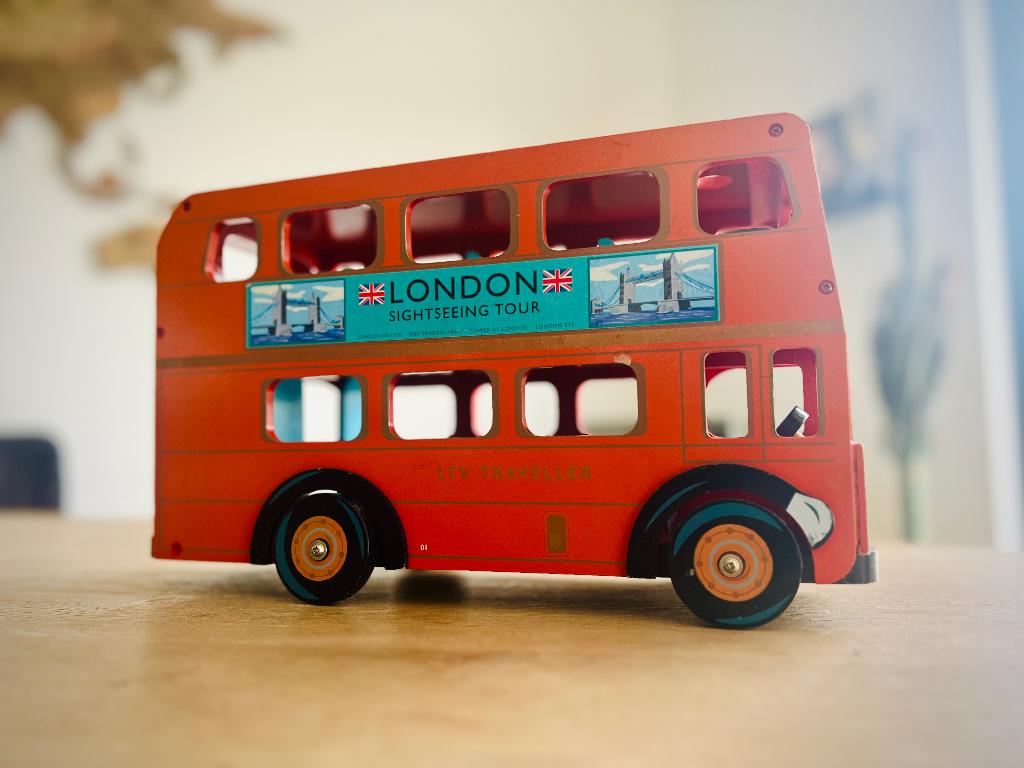 Le Toy houten London bus, Ophalen