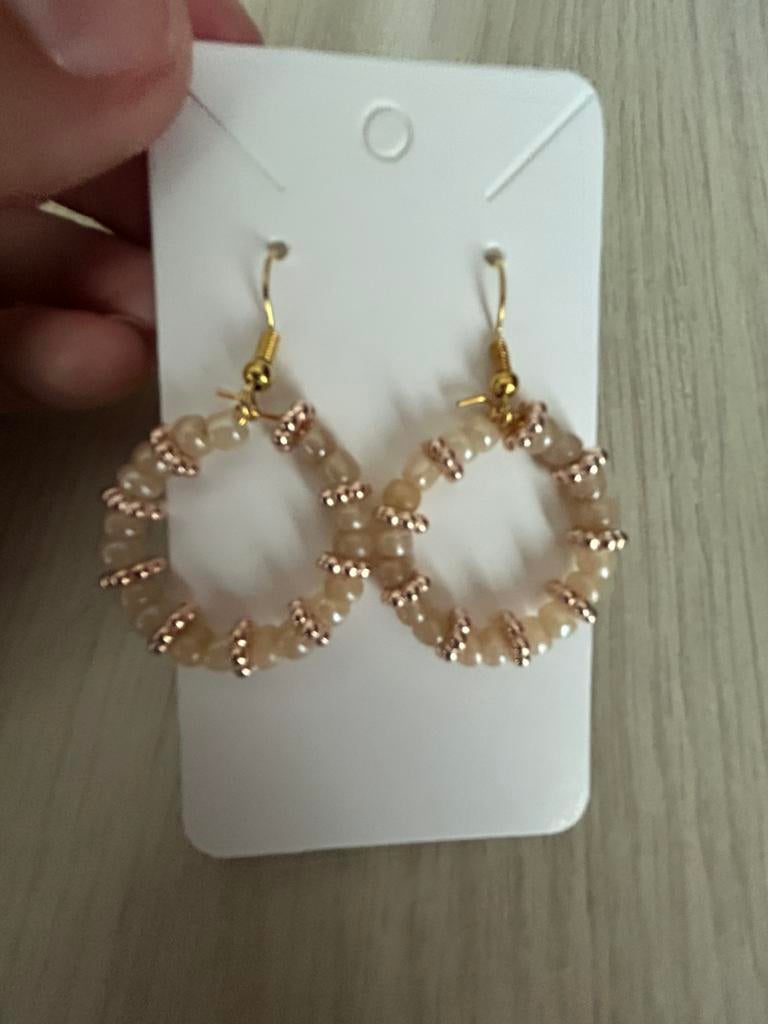 Oorbellen beige/goud, Handtassen en Accessoires, Oorbellen, Ophalen of Verzenden, Zo goed als nieuw, Beige, Goud