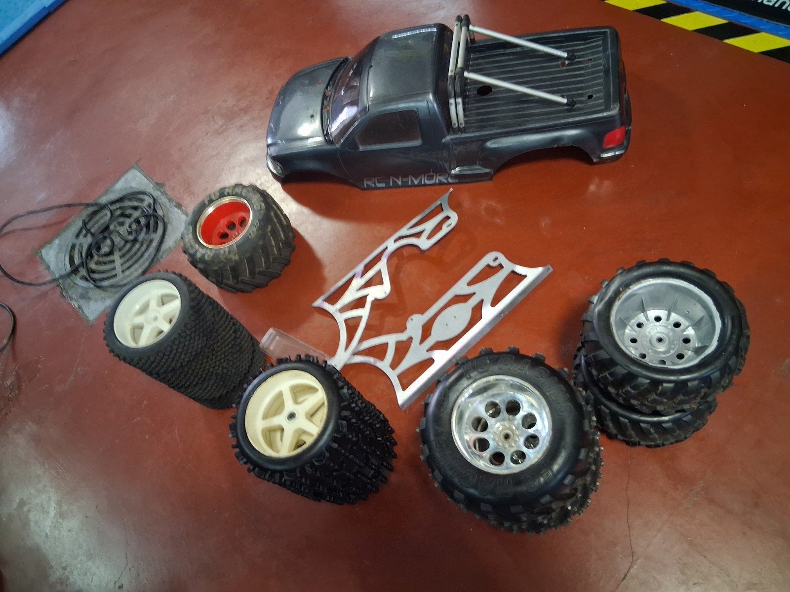 fg monster truck  body+ wielen+ 2sets marder fg wielen, Hobby en Vrije tijd, Ophalen of Verzenden