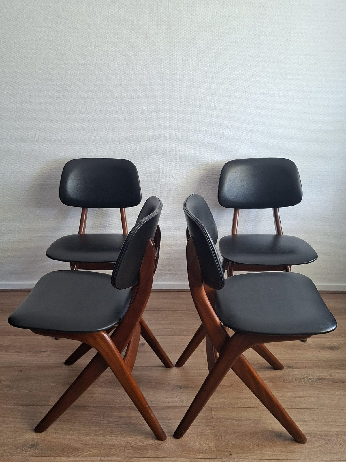 Set van 4 vintage Louis van Teeffelen "Scissor" stoelen, Huis en Inrichting, Stoelen, Vier, Hout, Zwart, Ophalen