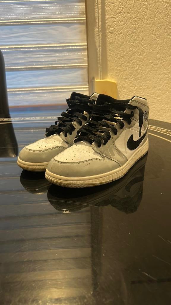 Jordan 1 high wit grijs goeie conditie maat 41 €40, Kleding | Heren, Schoenen, Ophalen, Zo goed als nieuw, Wit