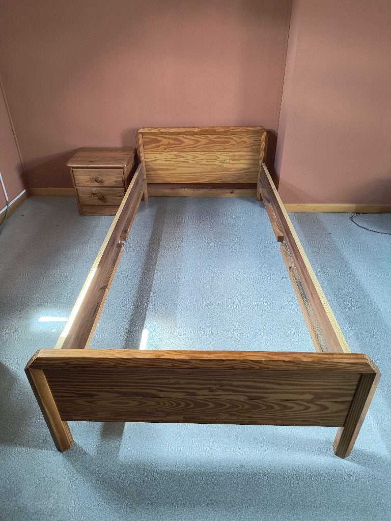 Lit simple en pin massif + table de chevet assortie, Maison & Meubles, 90 cm, Une personne, Brun, Enlèvement