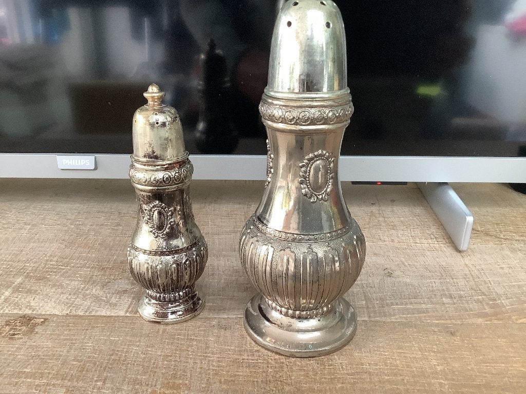 Groot zilveren zoutvat en kleiner pepervat, Antiek en Kunst, Ophalen, Zilver