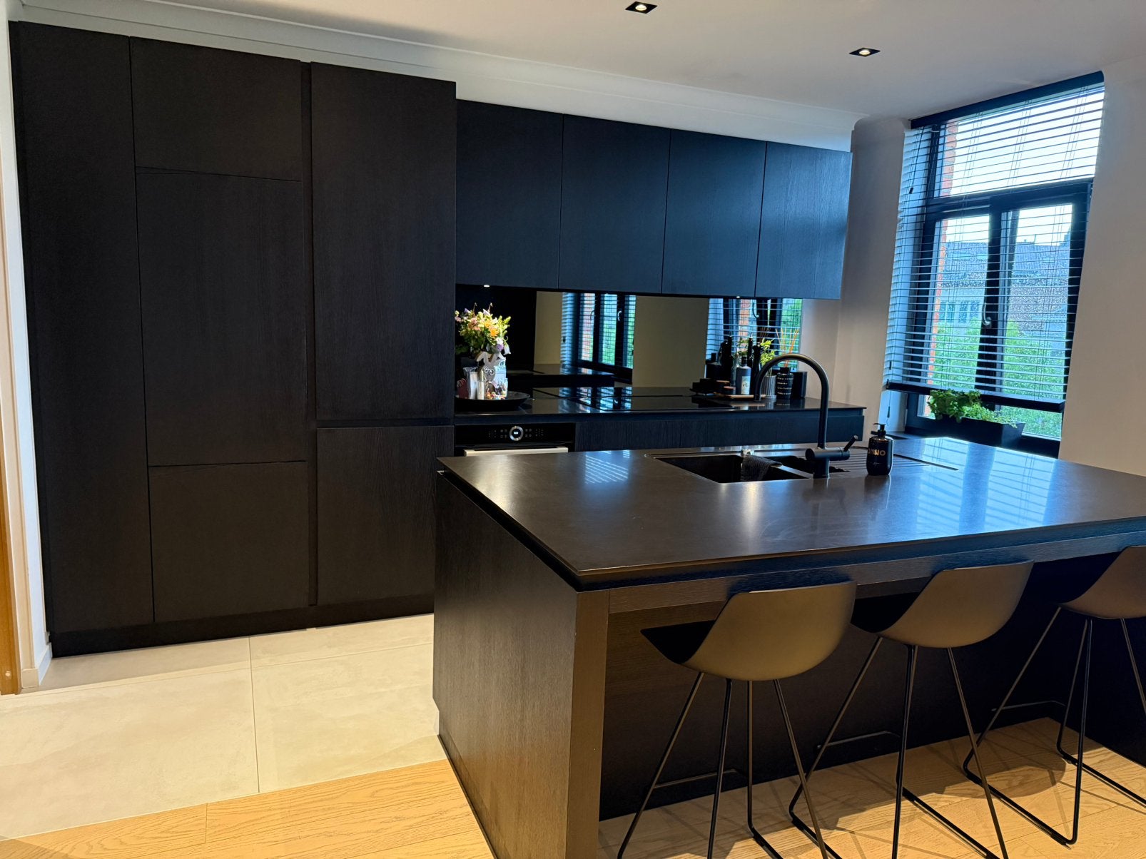 Cuisine noire sur mesure realisee par menuisier Dressen, Maison & Meubles, Sans poignée, Enlèvement, Utilisé, Autres types