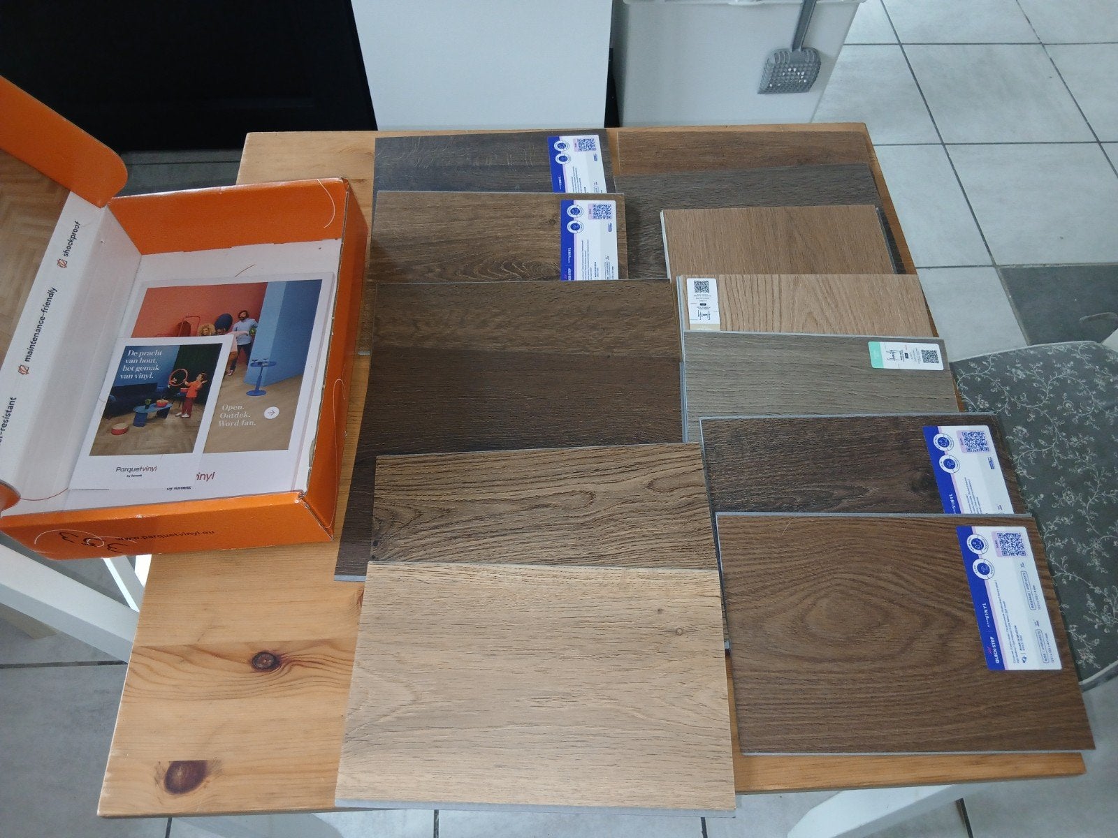 Gratis doos stalen voor vloer in Klik-vinyl, pvc laminaat., Enlèvement, Brun, Aggloméré